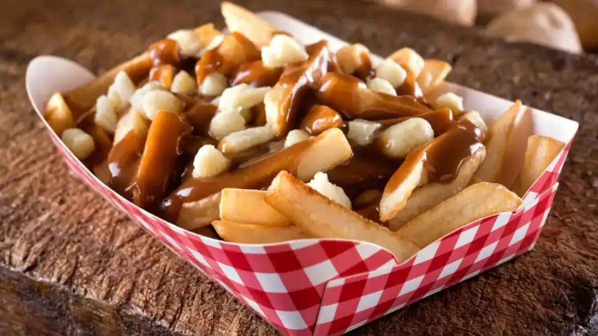 Poutine maison : la vraie recette québécoise (sauce brune & frites)