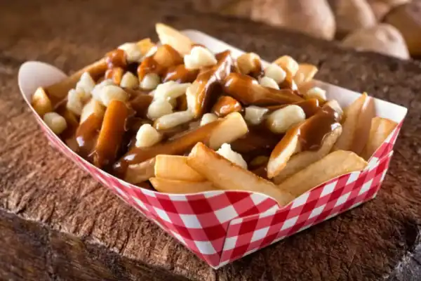 Poutine maison : la vraie recette québécoise (sauce brune & frites)
