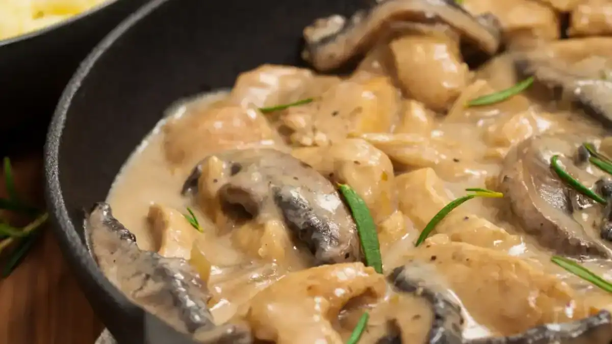 Poulet à la crème et aux champignons