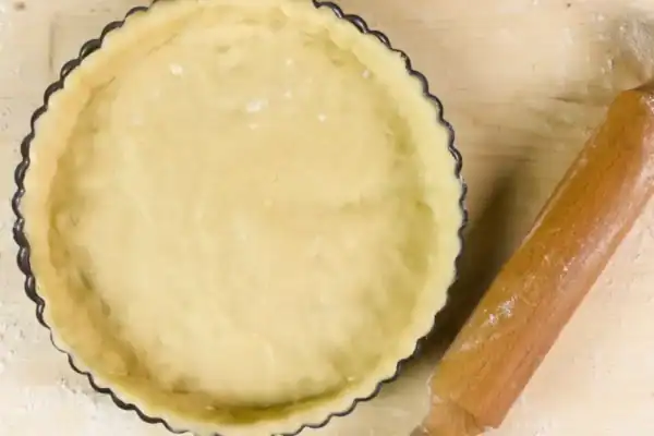 pâte brisée au Thermomix étalée et foncée dans un moule pâte brisée au Thermomix étalée et foncée dans un moule