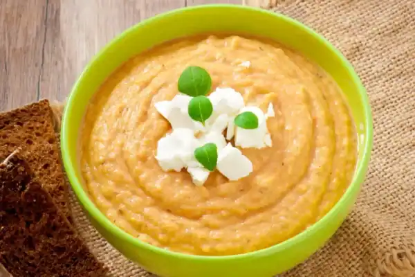 velouté d'aubergines onctueux dans un bol